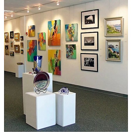 Галерейная система подвески картин